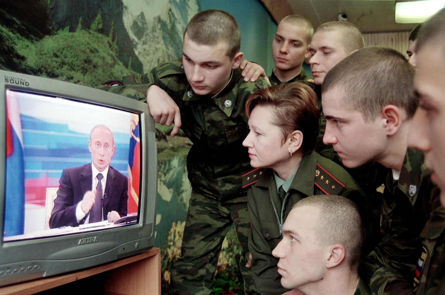 Vene sõdurid vaatavad president Vladimir Putinit televiisoris rääkimas.