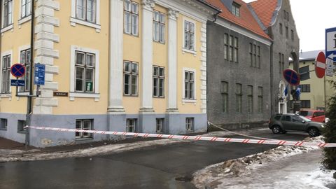 Pärnu linnavalitsuse kunagise maja katuselt libisesid jäätükid