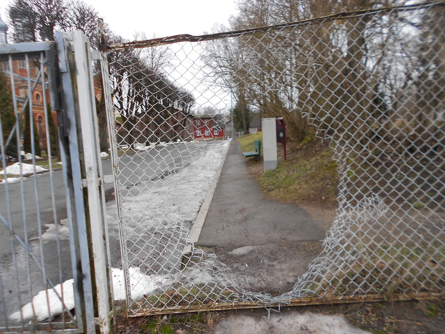 Auk Valga turgu ümbritsevas võrkaias tegi turu direktorile tuska, ent lihtsustas linnaelanikel turult läbi kõndimist.