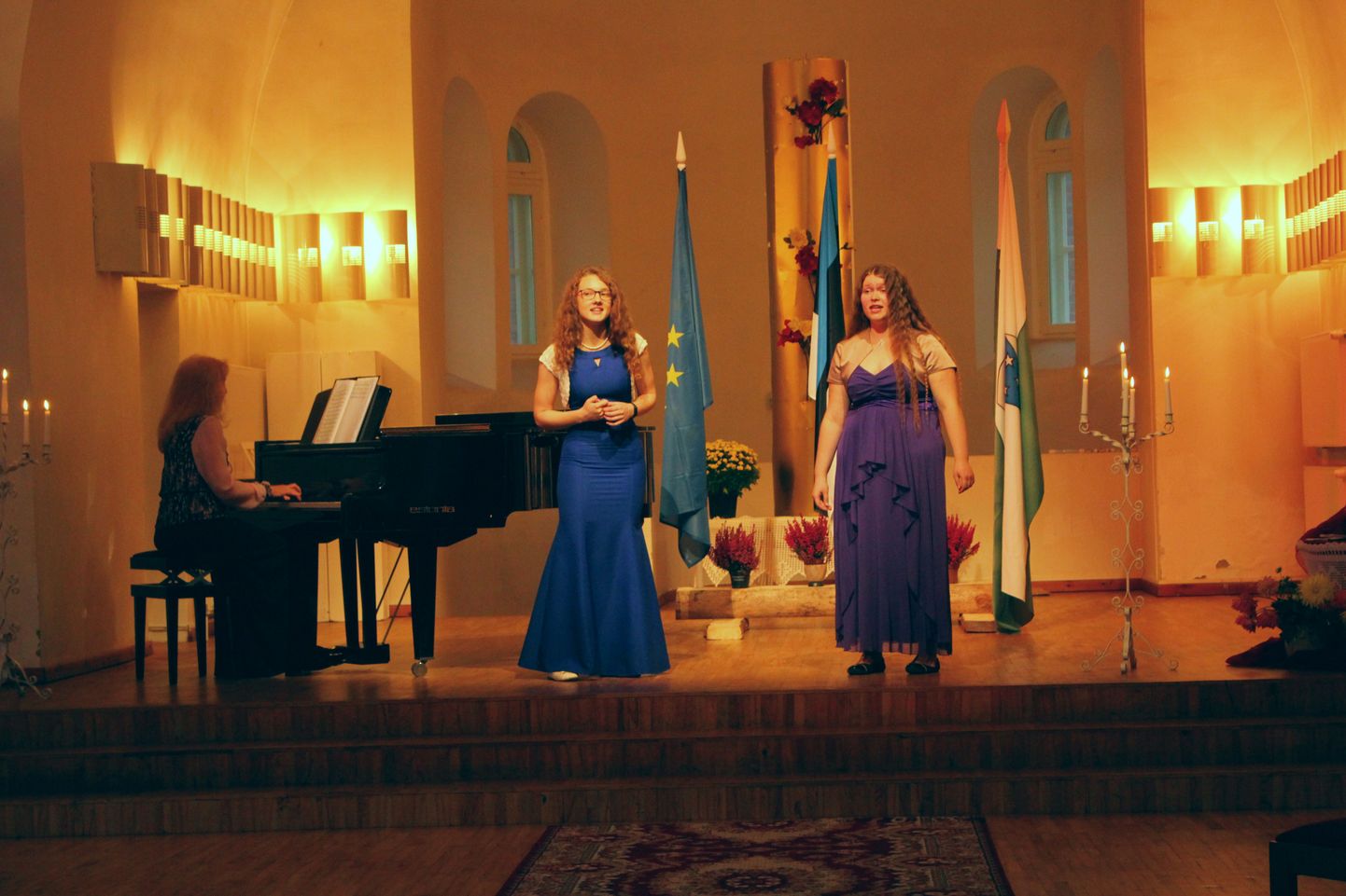 Melissa Maisla (vasakul) ja Kadi-Triin Terve, keda saadab klaveril Tõrva muusikakooli õpetaja Maie Kala.