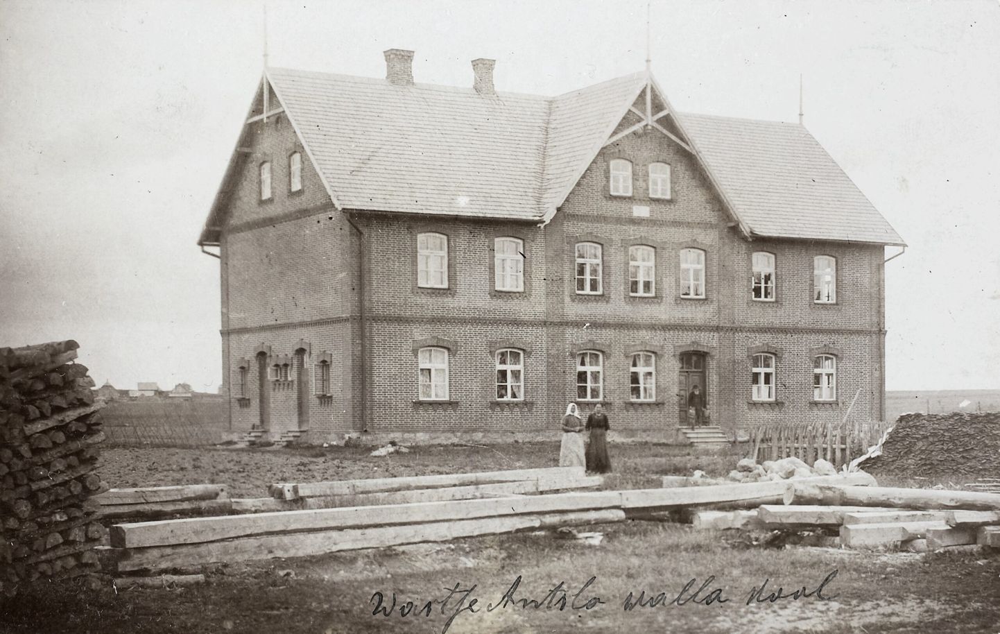 Koolihoone peale valmimist, 1910.