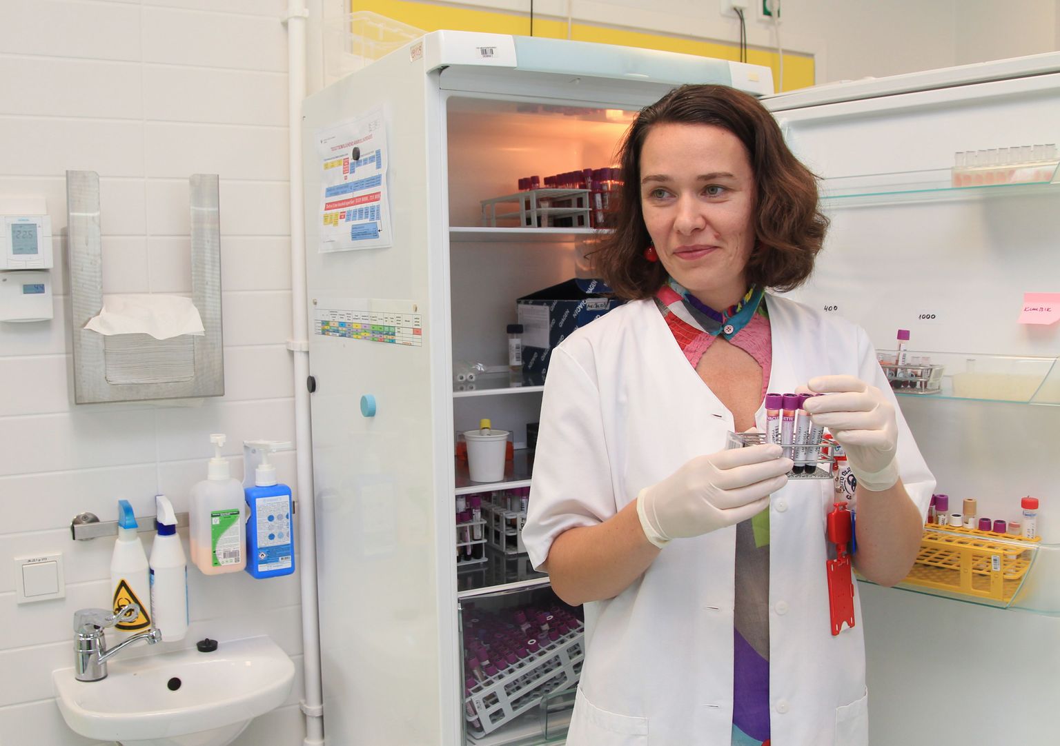 Tartu ülikooli kliinikumi ühendlabori immuunanalüüsi labori spetsialist Riin Tamm võtab oma uurimisteema näitlikustamiseks kätte katsutid punaste vererakkudega. Just niisuguste rakkudega tuli tal töötada ka oma doktoritööd tehes.