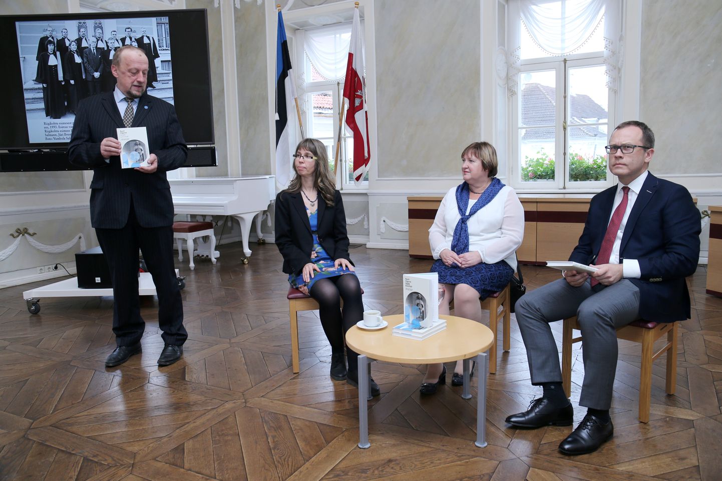 Toomas Kiho kõneles raamatust, mille autoreid Hesi Siimets-Grossi (vasakul) ja Marju Luts-Sootakit küsitles Urmas Klaas.