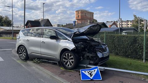 Tapa kesklinnas rammis Renault liiklumärgi posti