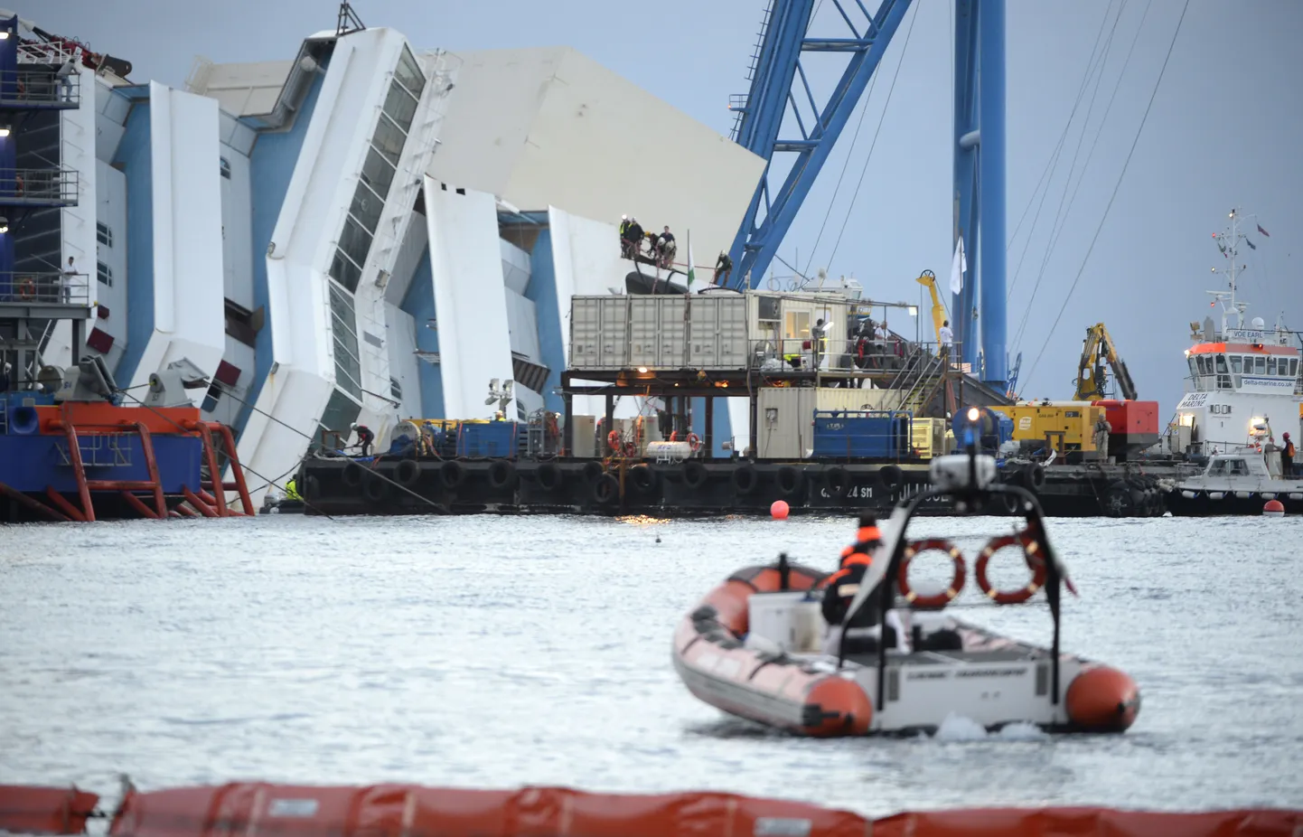 Ettevalmistused Costa Concordia teisaldamiseks.