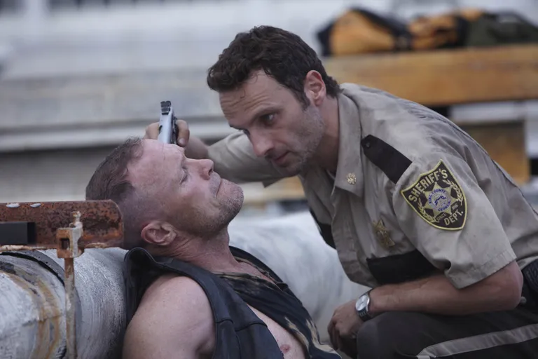 kaader seriaalist «Elaval surnud». Pildil Michael Rooker ja Andrew Lincoln (paremal)