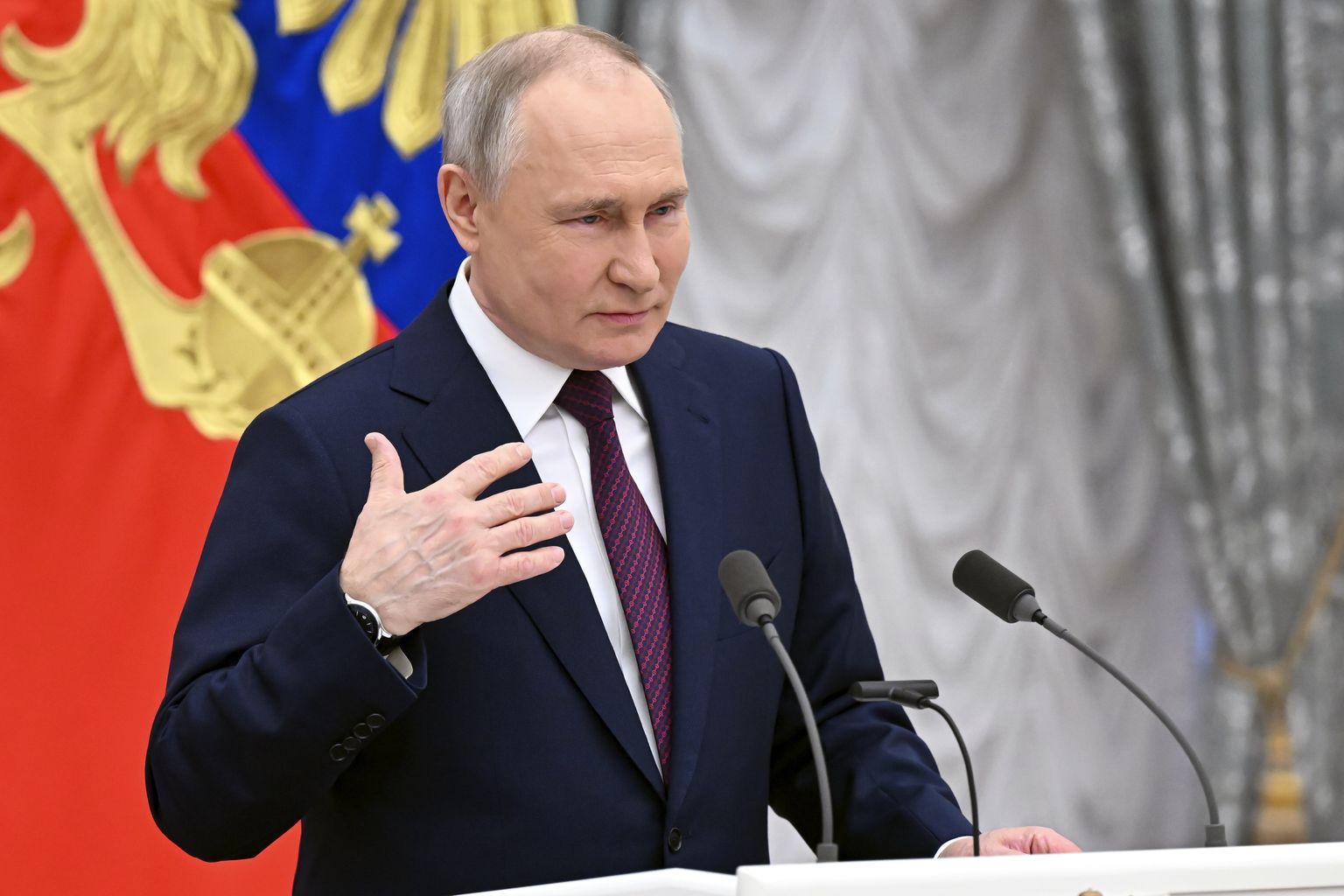 Vene president Vladimir Putin autasustas rahvusvahelisel naistepäeval 8. märtsil Moskvas Kremlis silmapaistvaid Vene naisi. Pildil žestikuleerimas kõne ajal