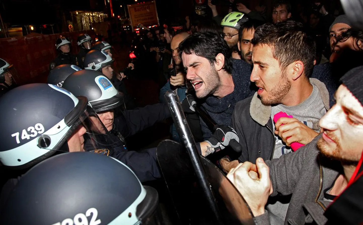 Sajad märulipolitseinikud ajasid eile varahommikul New Yorgis laiali majandusliku ebavõrdsuse vastu võitleva liikumise Occupy Wall Street meeleavalduse.