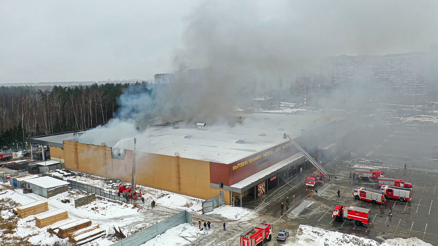 Пожар в торговом центре «Стройпарк».