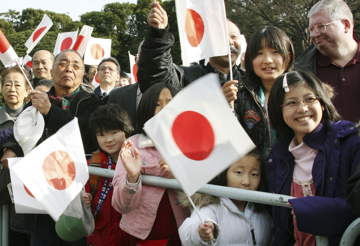 Jaapanlased keiser Akihitot õnnitlemas