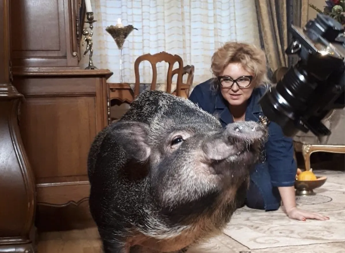 Юлия Календа в гостях у повзрослевшей Фроси со съемочной группой ETV+.
