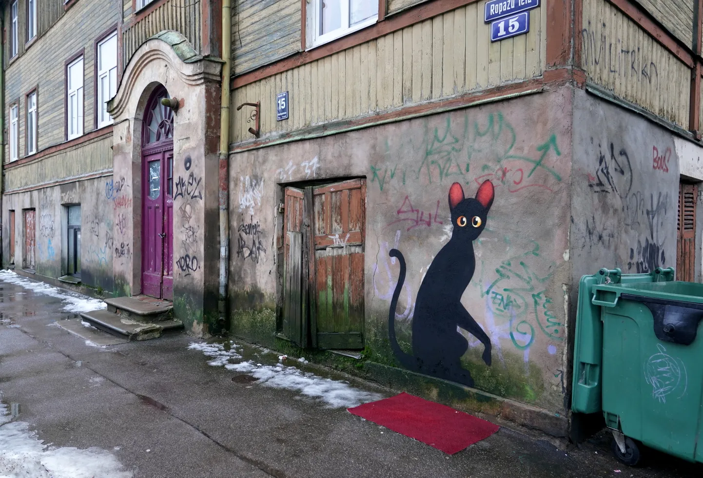 Граффити с котом из "Потока" на улицах Риги