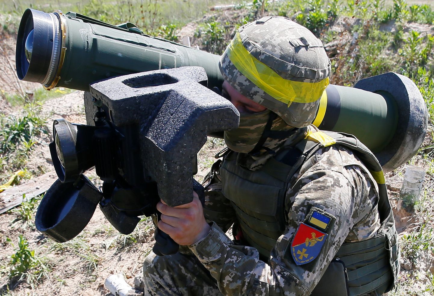 Ukraina sõjaväelane harjutab õppusel Javelini raketikompleksist tulistamist.