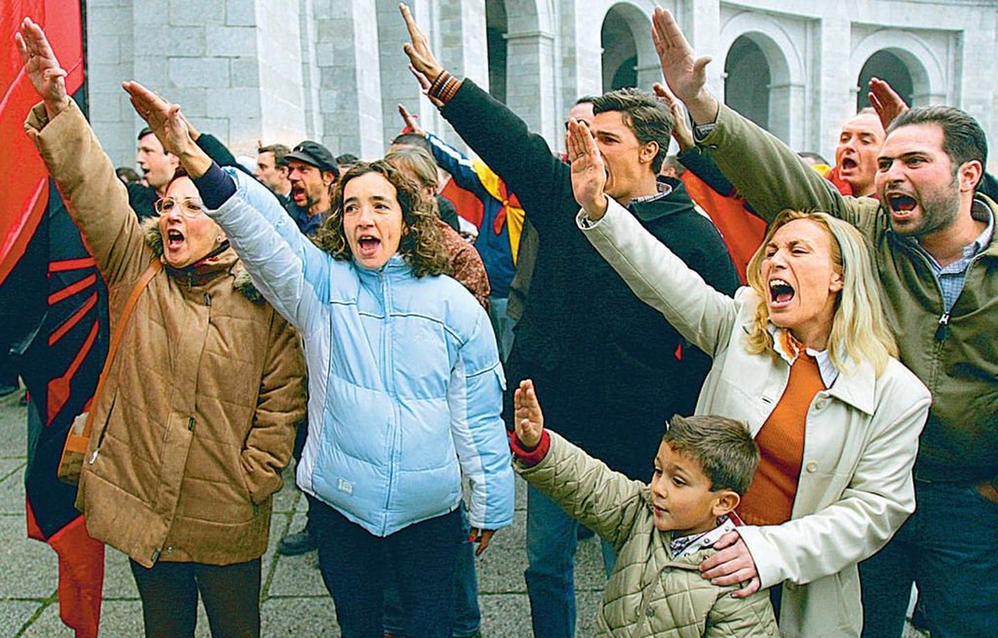 Üleeile kogunes igas vanuses inimesi üle kogu Hispaania tähistama kindral Francisco Franco 30. surma-aastapäeva, tõstes diktaatori mälestuseks parema käe diagonaalis taeva poole.