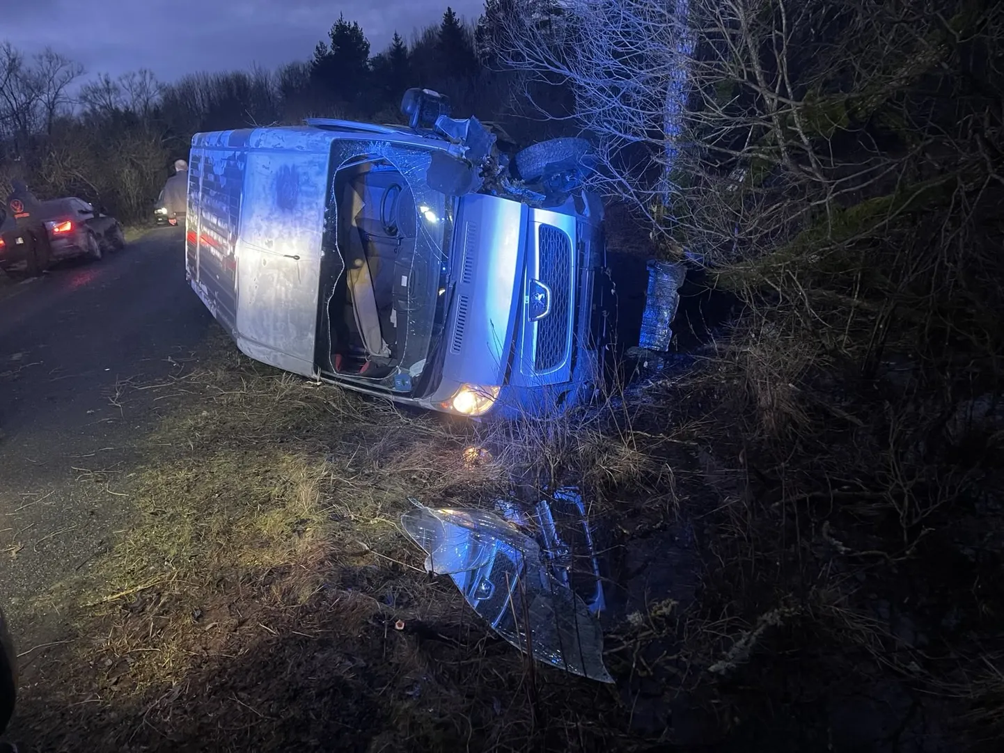 Purnus mees sõitis Saaremaal kaubikuga kraavi.