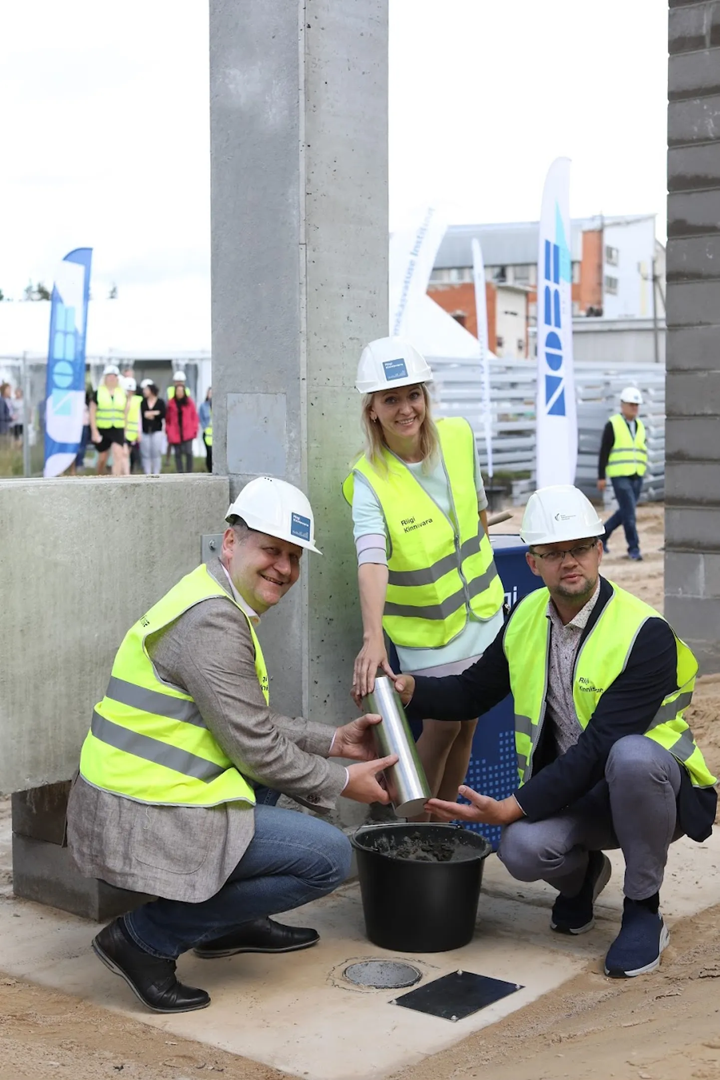 Eesti taimekasvatuse instituudi ehitatav universaalhall sai nurgakivi. Pildil maaeluminister Urmas Kruuse, Jõgeva vallavanem Angela Saksing ja instituudi direktor Andre Veskioja.