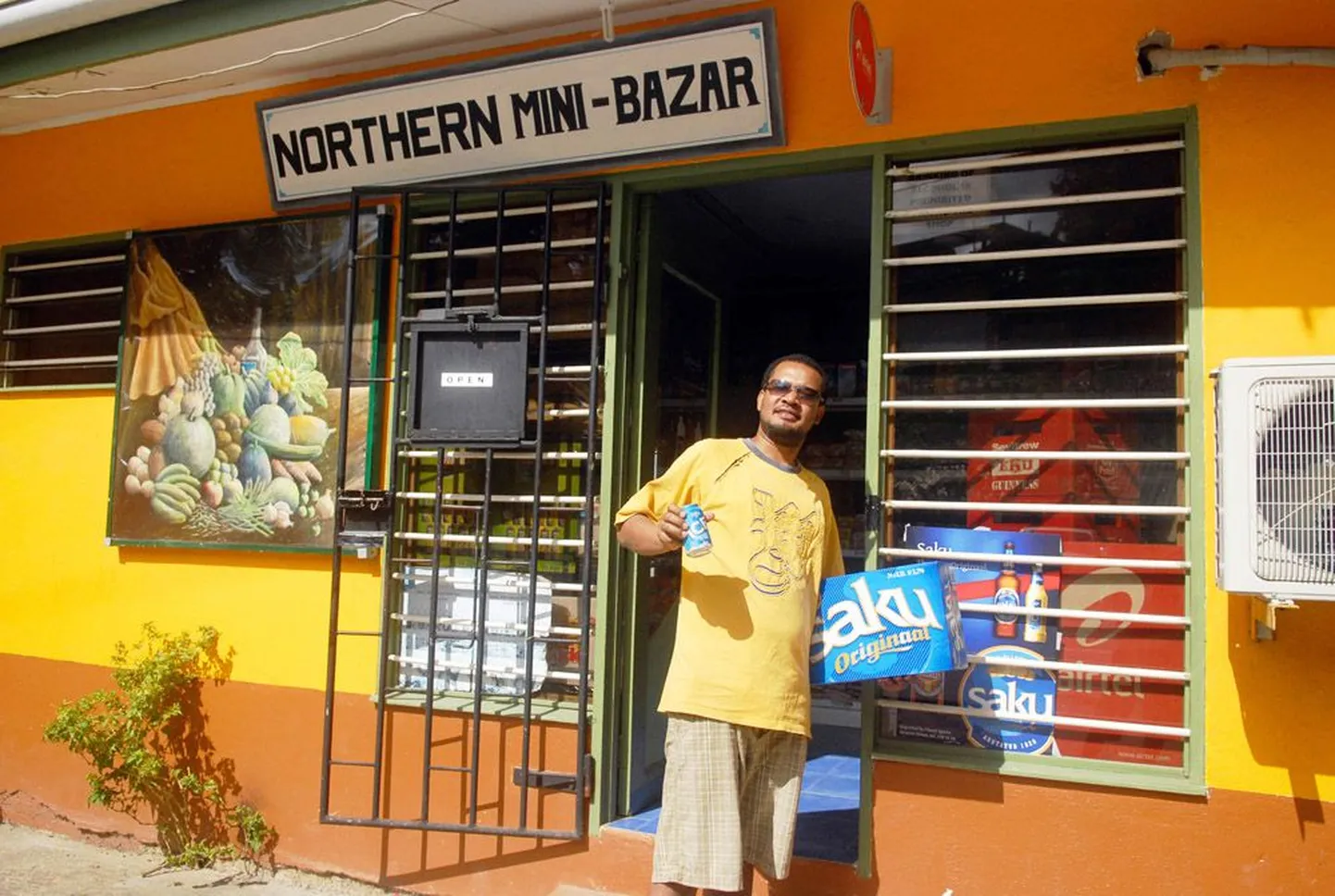 Saku tooted on India ookeani saareriigis Seišellidel hästi vastu võetud ning sinna on läinud juba mitu saadetist siidrit, long drink’e ja õlut. Beau Valloni rannapiirkonna kaupluse müüja näitab uut toodet sortimendis: Saku on Ice’i.