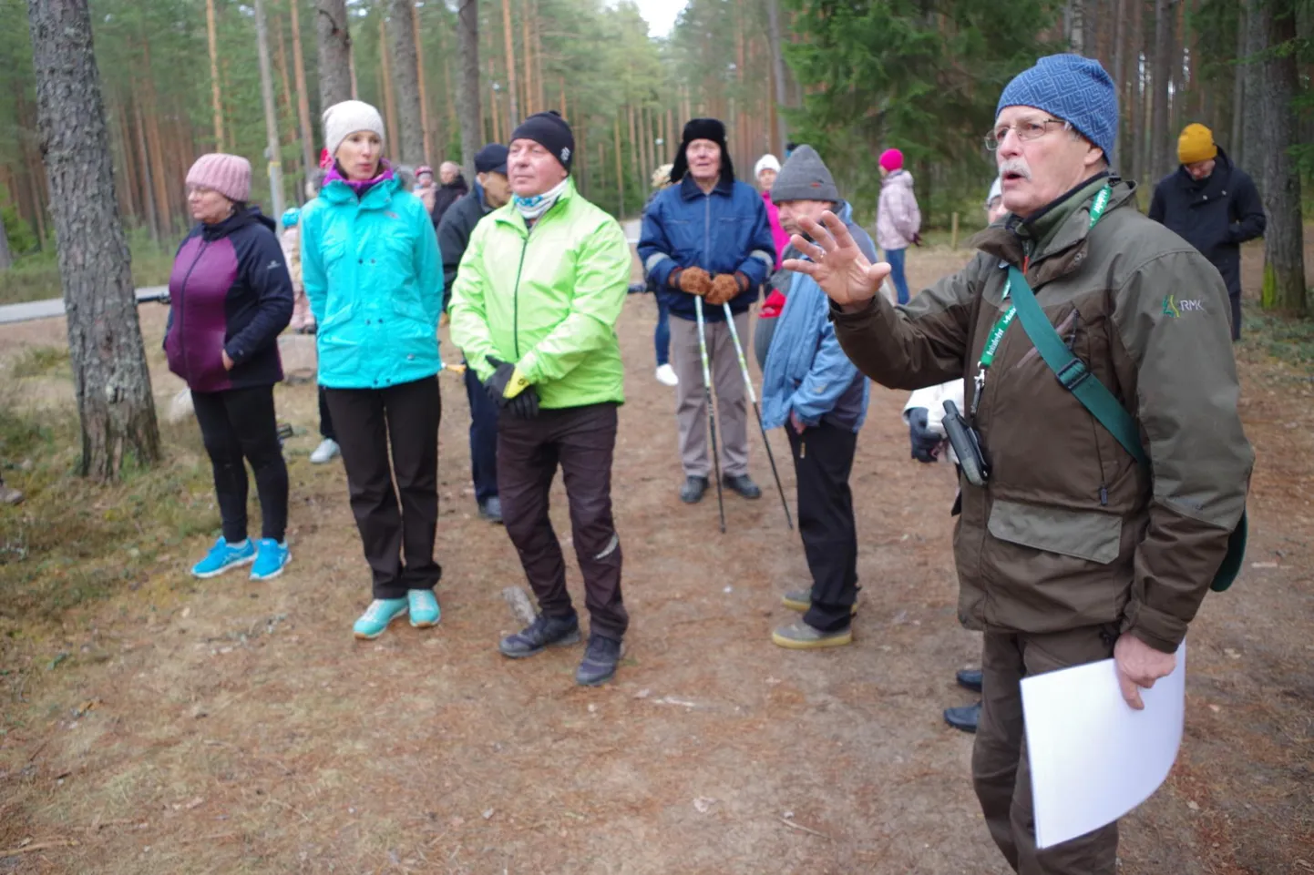 RMK Võrumaa metsaülem Agu Palo (paremal) selgitas teisipäeval kohalikele plaanitavaid metsatöid. FOTO: Arved Breidaks