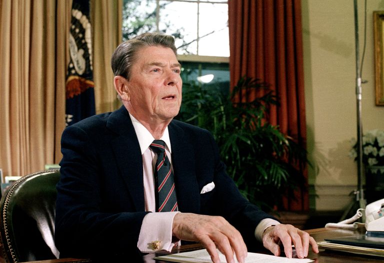 Ronald Reagan 1984 Valge Maja Ovaalkabinetis