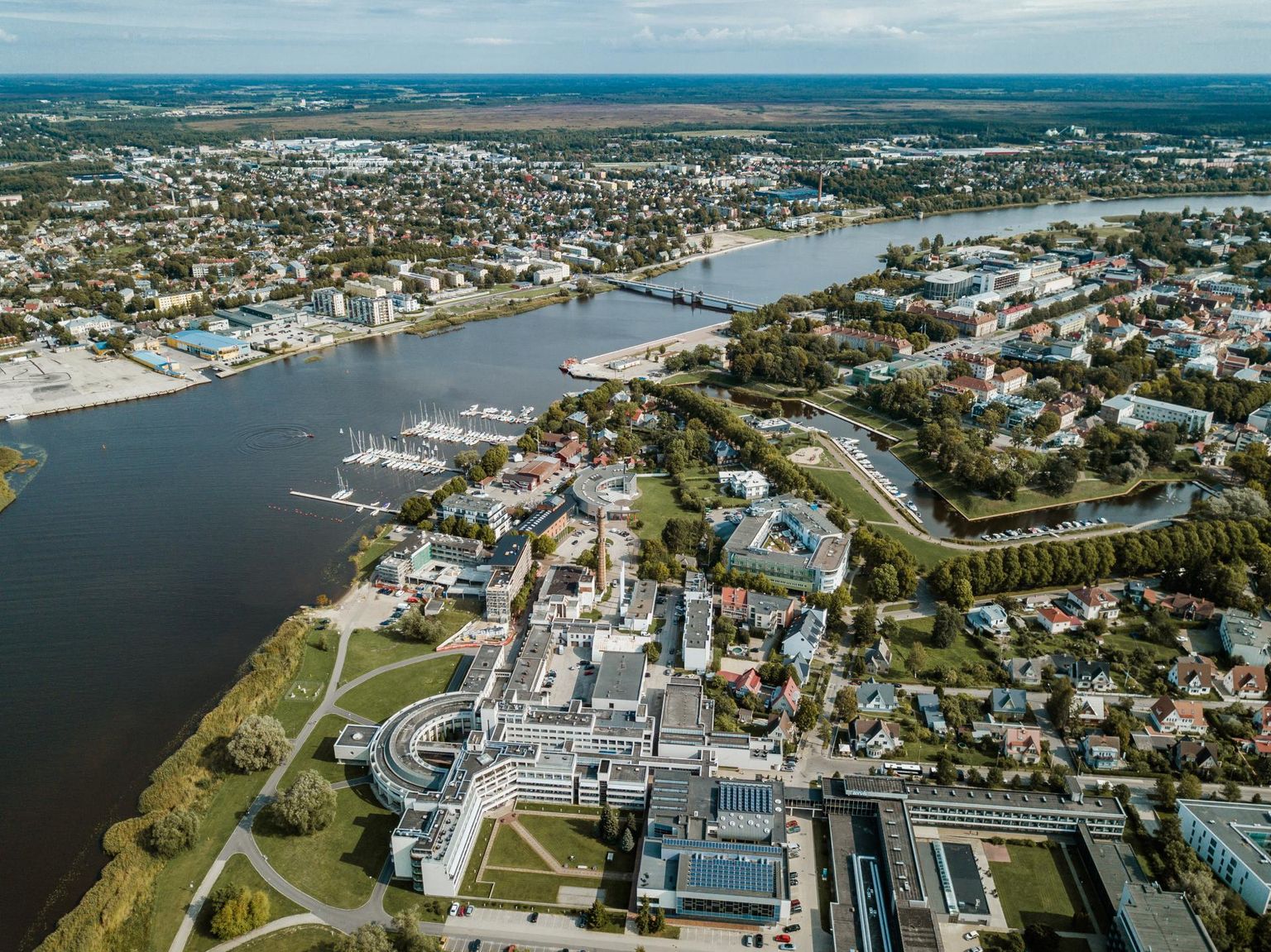 Pärnu jõe paremkaldal on korterite hinnad poole madalamad kui samasugustel eluasemetel jõe vasakkaldal.