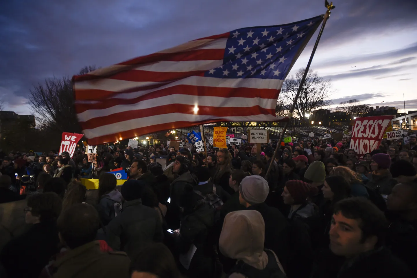 Juba Trumpi otsus taaselustada Keystone XL ja Dakota Access naftajuhtmete ehitamine tõi Valge Maja ette rohkelt meeleavaldajaid. Tema administratsiooni käsk kaotada riikliku keskkonnakaitseagentuuri kodulehelt kliimamuutuste leht ja riiklike teadusasutuste avaliku suhtlemise keeld ähvardavad tuua tänavatele teadust toetavale protestile veel tuhandeid inimesi.