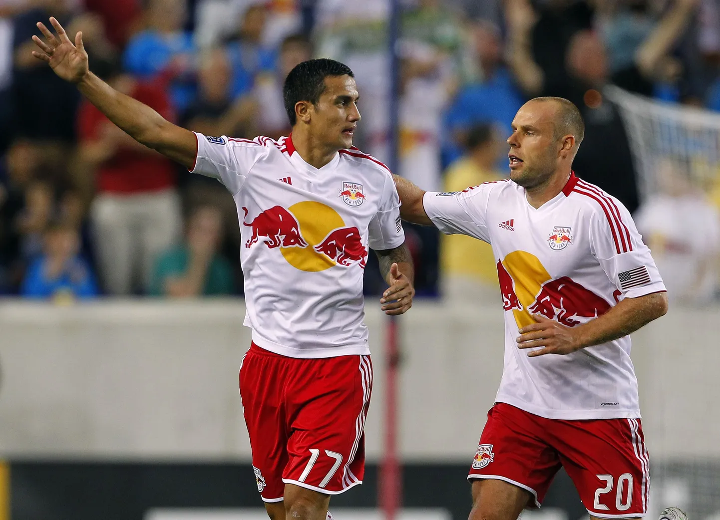 Joel Lindpere (paremal) ja Tim Cahill.