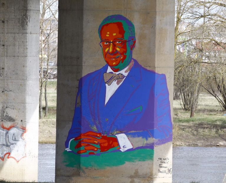 Edgar Tedresaare portree Toomas Hendrik Ilvesest Tartus Sõpruse silla all.