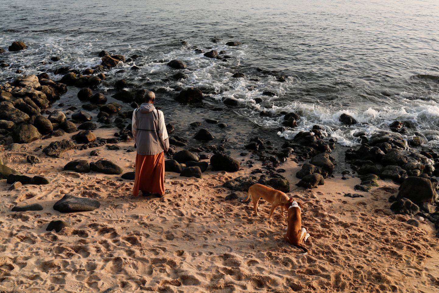 26.märts 2020, Senegal. Koroonaviiruse keerises on võtnud mees aega teadveloleku meditatsiooniks.