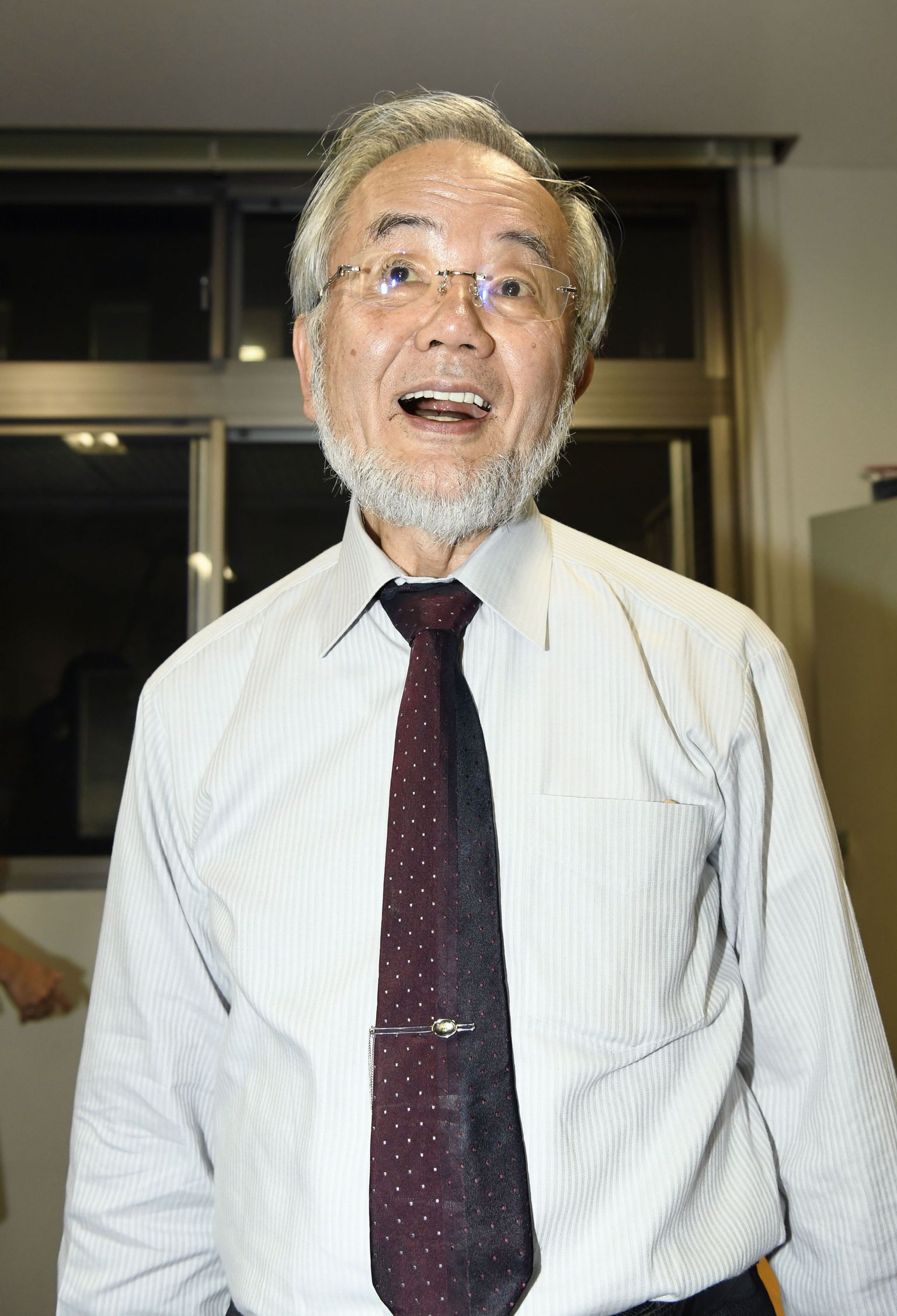 Jaapani bioloog Yoshinori Ohsumi reaktsioon, kui ta sai teada, et just tema võitis tänavu Nobeli meditsiinipreemia.