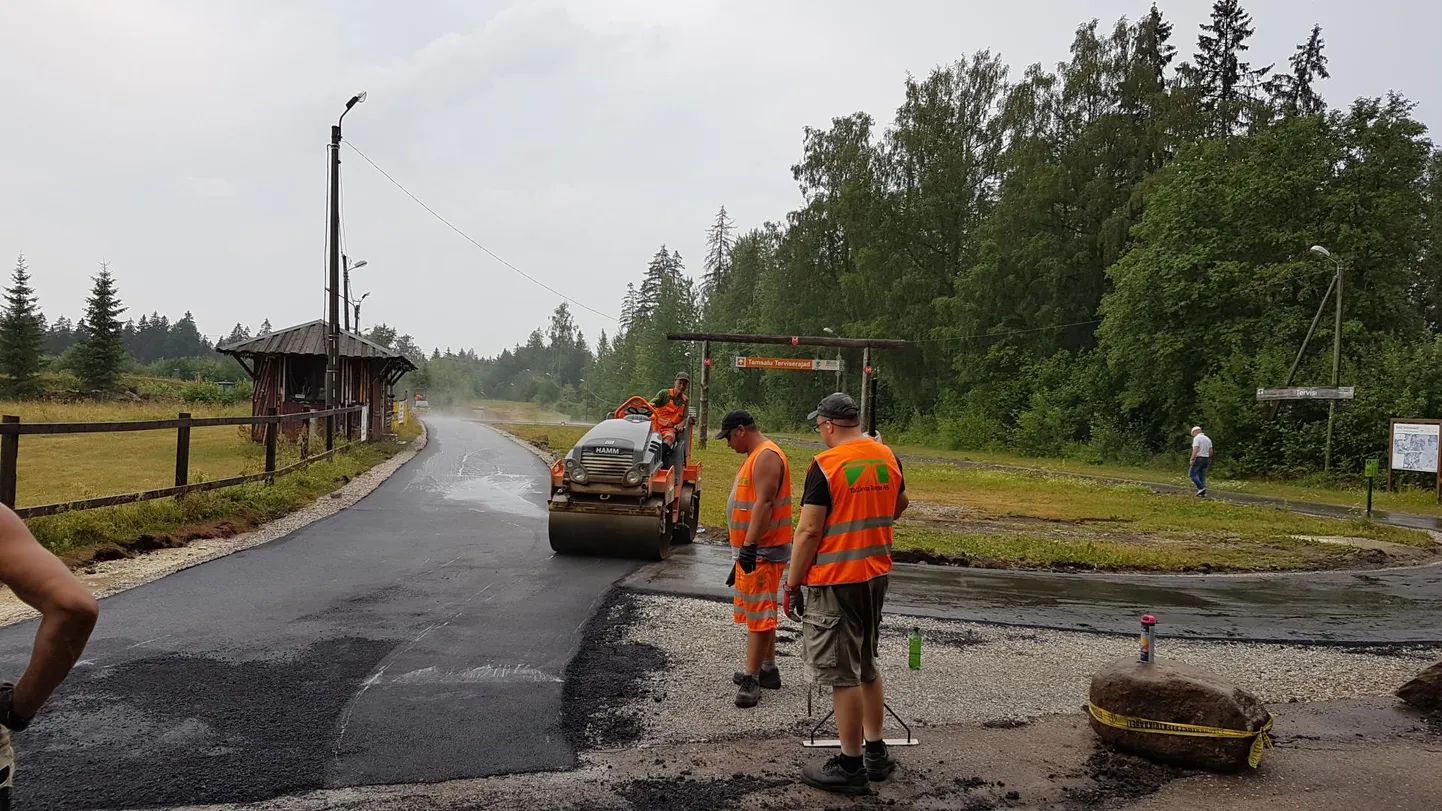 Tamsalusse ehitatav rollerirada on juba asfalteeritud, jäänud on veel rajada haljastus.