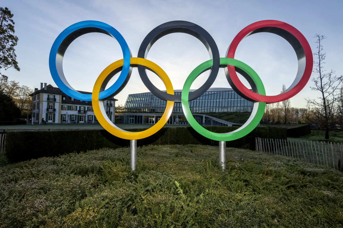 Olümpiarõngad Lausanne'is asuva rahvusvahelise olümpiakomitee kontori ees.