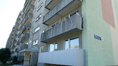 В Ласнамяэ на улицу обрушилась бетонная панель балкона многоквартирного дома