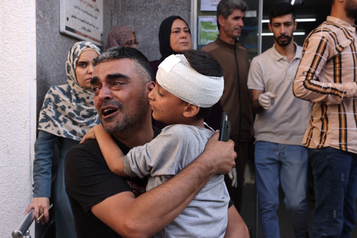 Palestiinlasest isa vigastada saanud pojaga 23. oktoobril 2023 Gaza lõunaosas Rafahs lahkumas haiglast, kus laps abi sai.