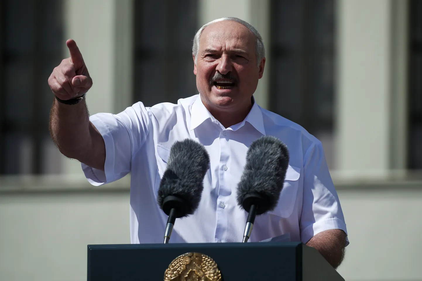 Aleksandr Lukašenka meeleavaldajate ees.