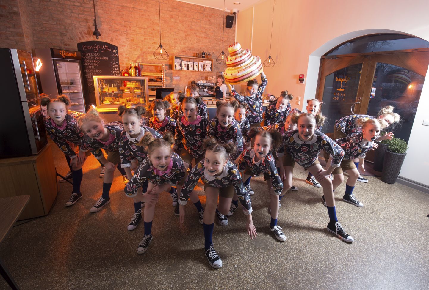 Mitmel laval käinud Face'i tüdrukute torditants jõudis Carameli pagariärisse, et see saaks fotodele jäädvustatuna osaks kevadel Viljandis korraldatavast tantsunädalast.