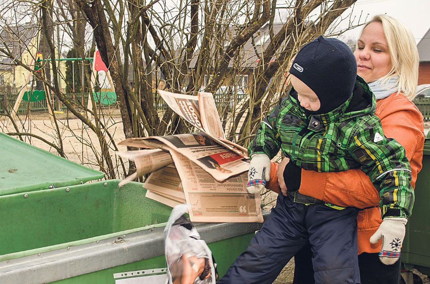 Annika Metsaots ja tema kolmeaastane poeg Markus viskasid Raeküla lasteaia õuel olevasse konteinerisse mõne vana ajalehe.