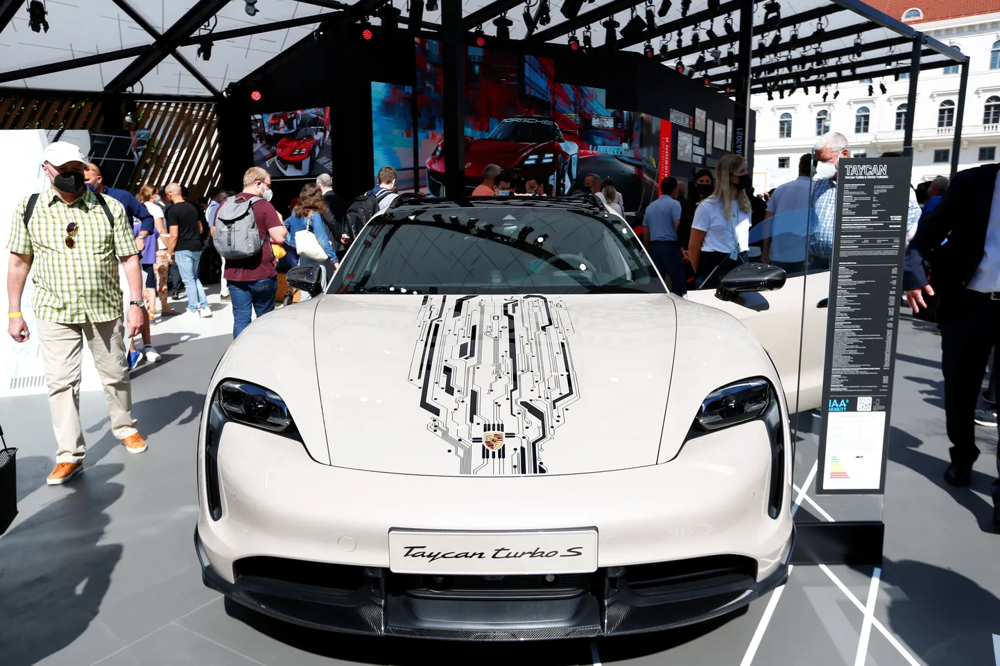 Porsche Taycan Turbo S mullusel autonäitusel