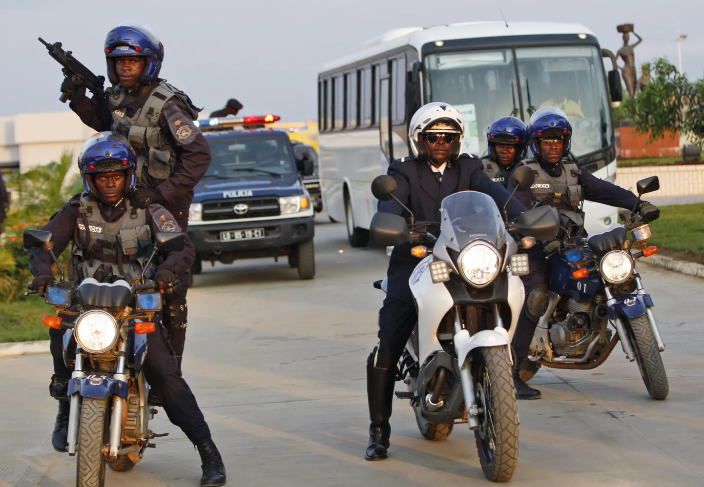 Angola politsei eskortimas Elevandiluuranniku meeskonda