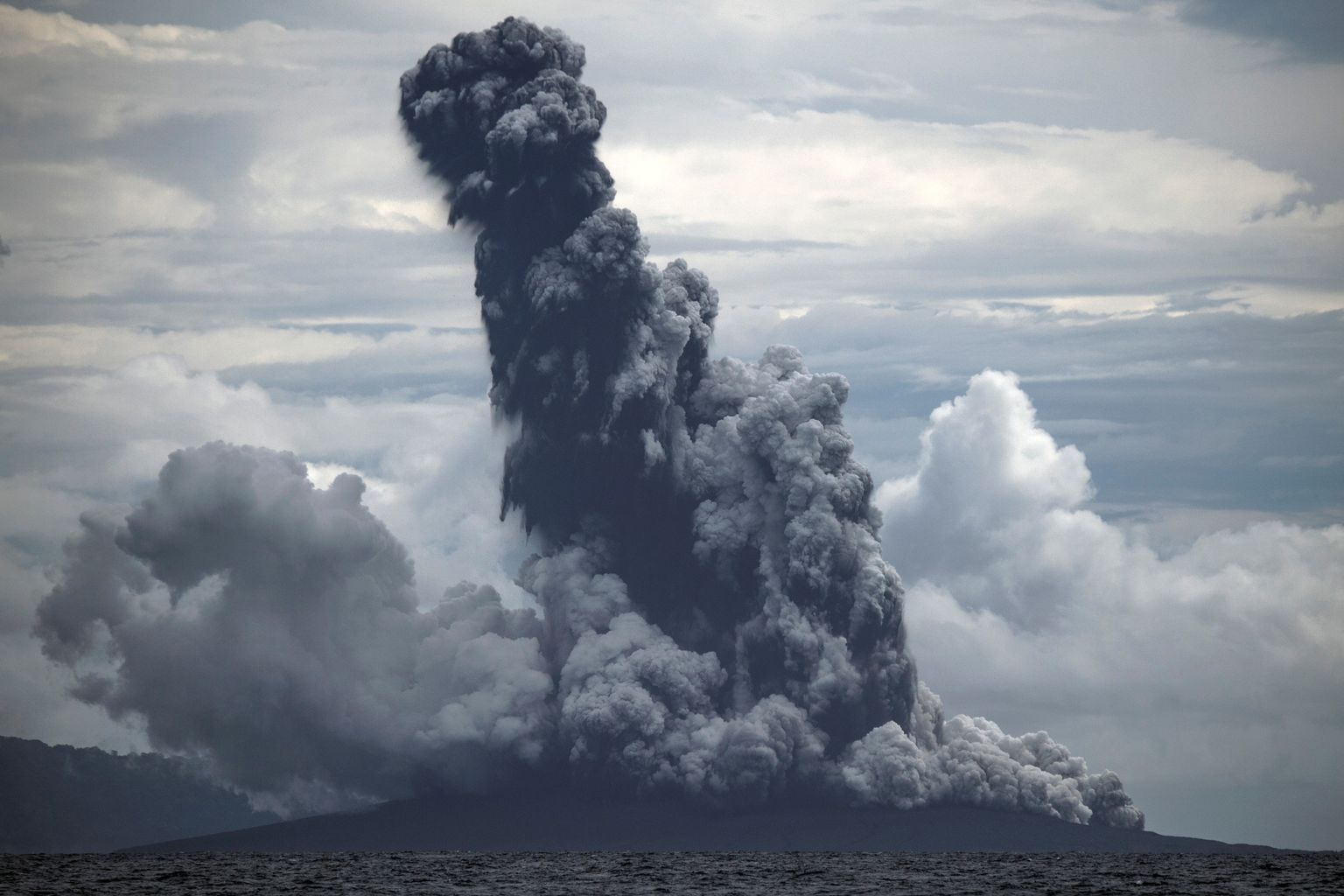 Anak Krakatau vulkaan on jätkanud purskamist ka uuel aastal.