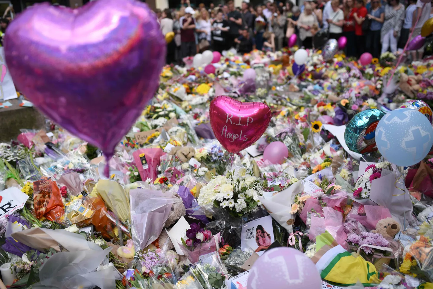 Manchesteris hukkunud tüdrukud ja naised meenutasid NATO liikmetele värskelt terroriohu tõsidust.