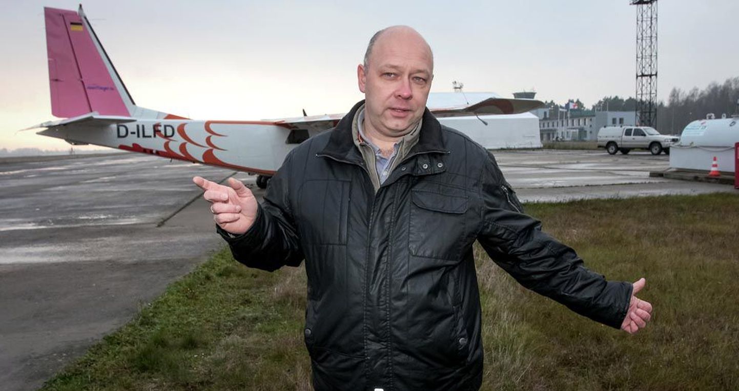 Pärnu lennujaama juhi Erki Teemäe sõnul on praegu kõige tähtsam tagada lennuühendus saartega. Taustal äsja maandunud Ruhnu liinilennuk.