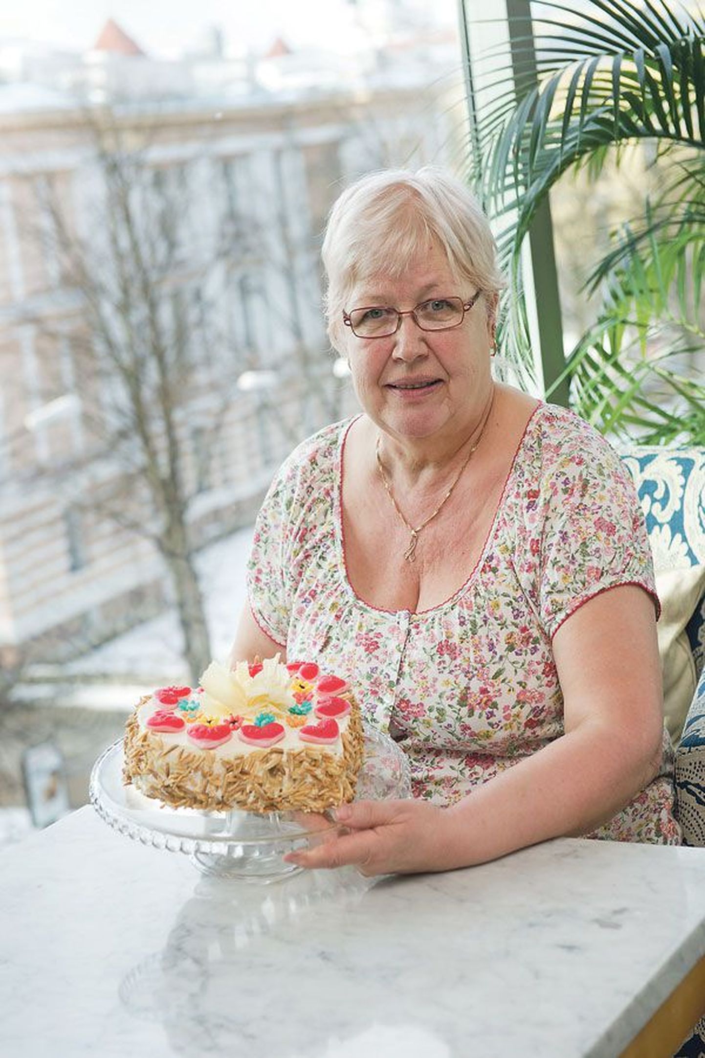 Специально к Женскому дню кондитер Надежда Каарма придумала нежный и вкусный торт, который так и называется «Торт для мамы».