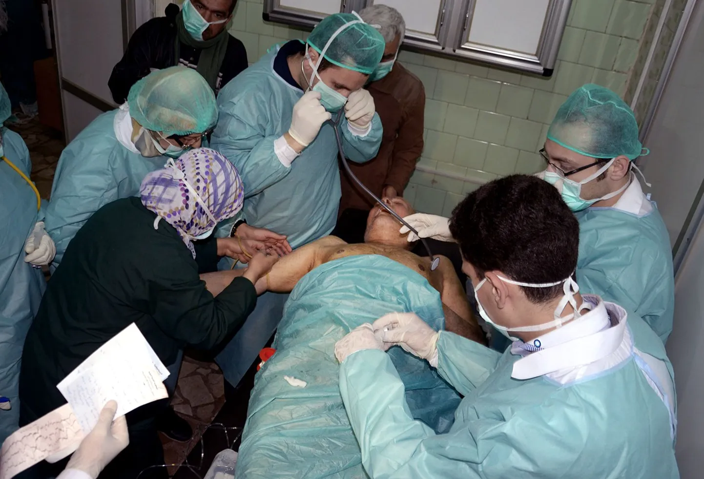 Süüria riikliku uudisteagentuuri SANA märtsis avaldatud foto haiglasse toimetatud väidetavast keemiarünnaku ohvrist.