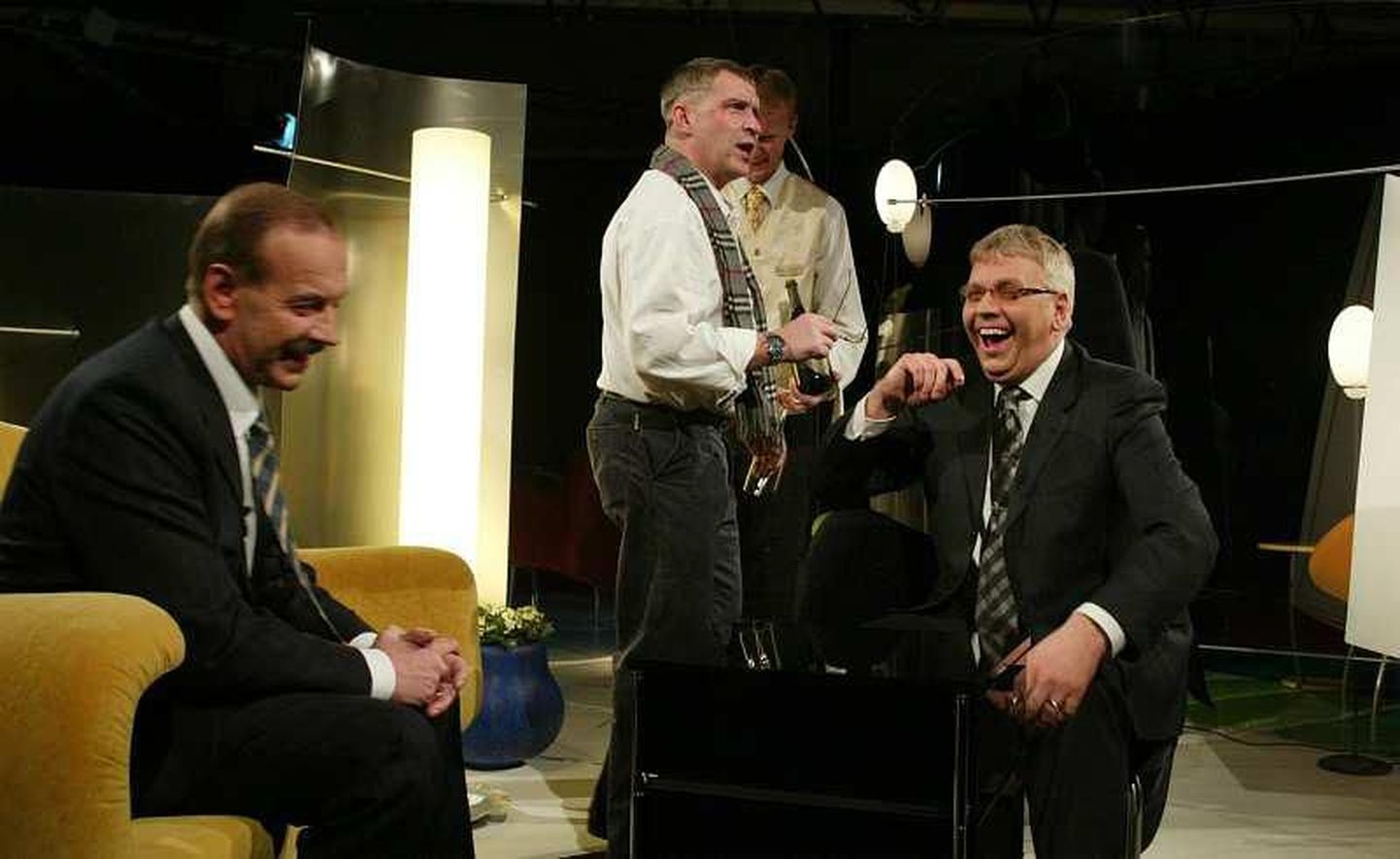 Saate «Valitud meeleolud» salvestus 2002. aastal. Urmas Ott on intervjueerimas Märt Raski. Tagaplaanil saate lavastaja Toomas Kirss.