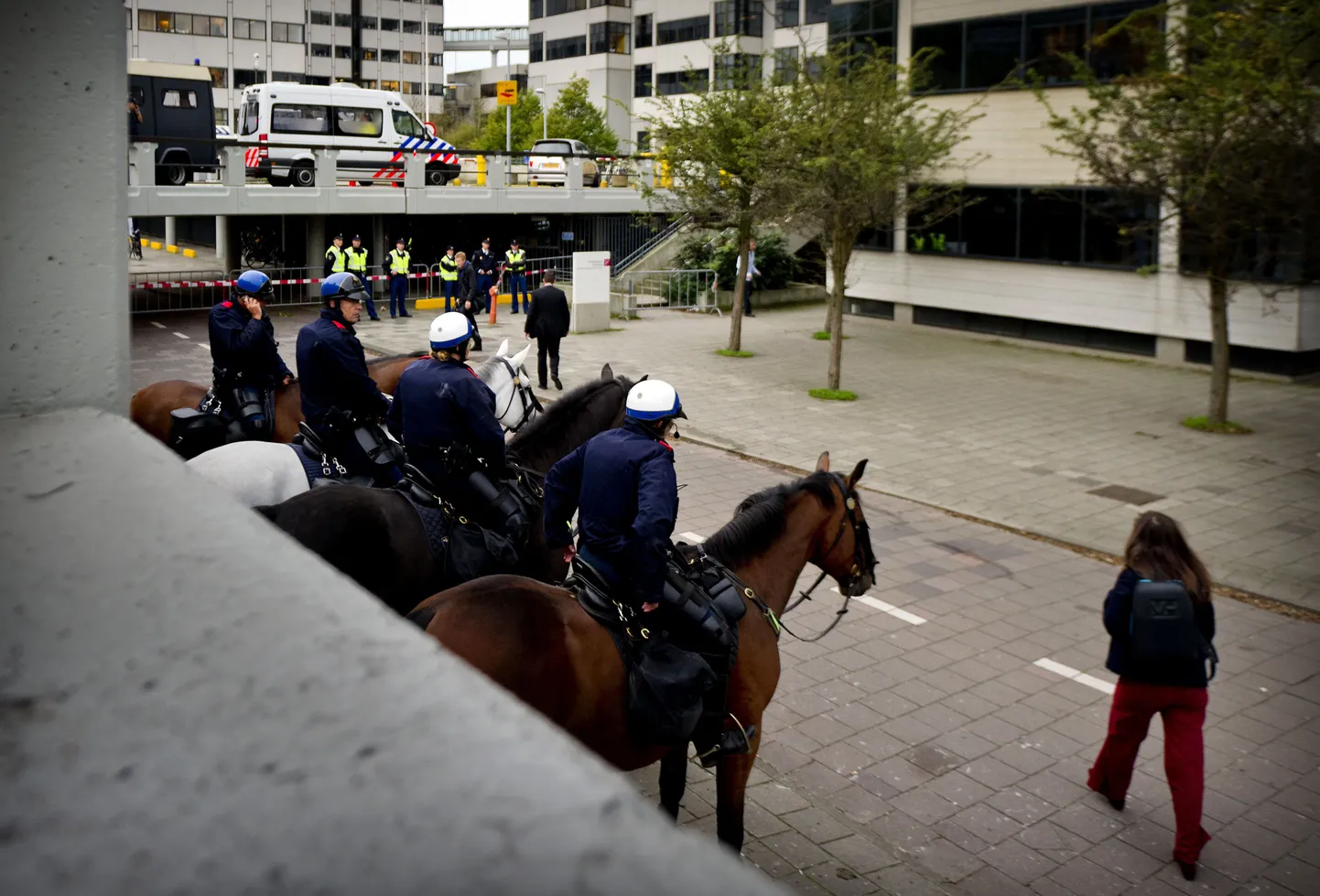 Hollandi politseinikud Amsterdami kohtuhoone juures.