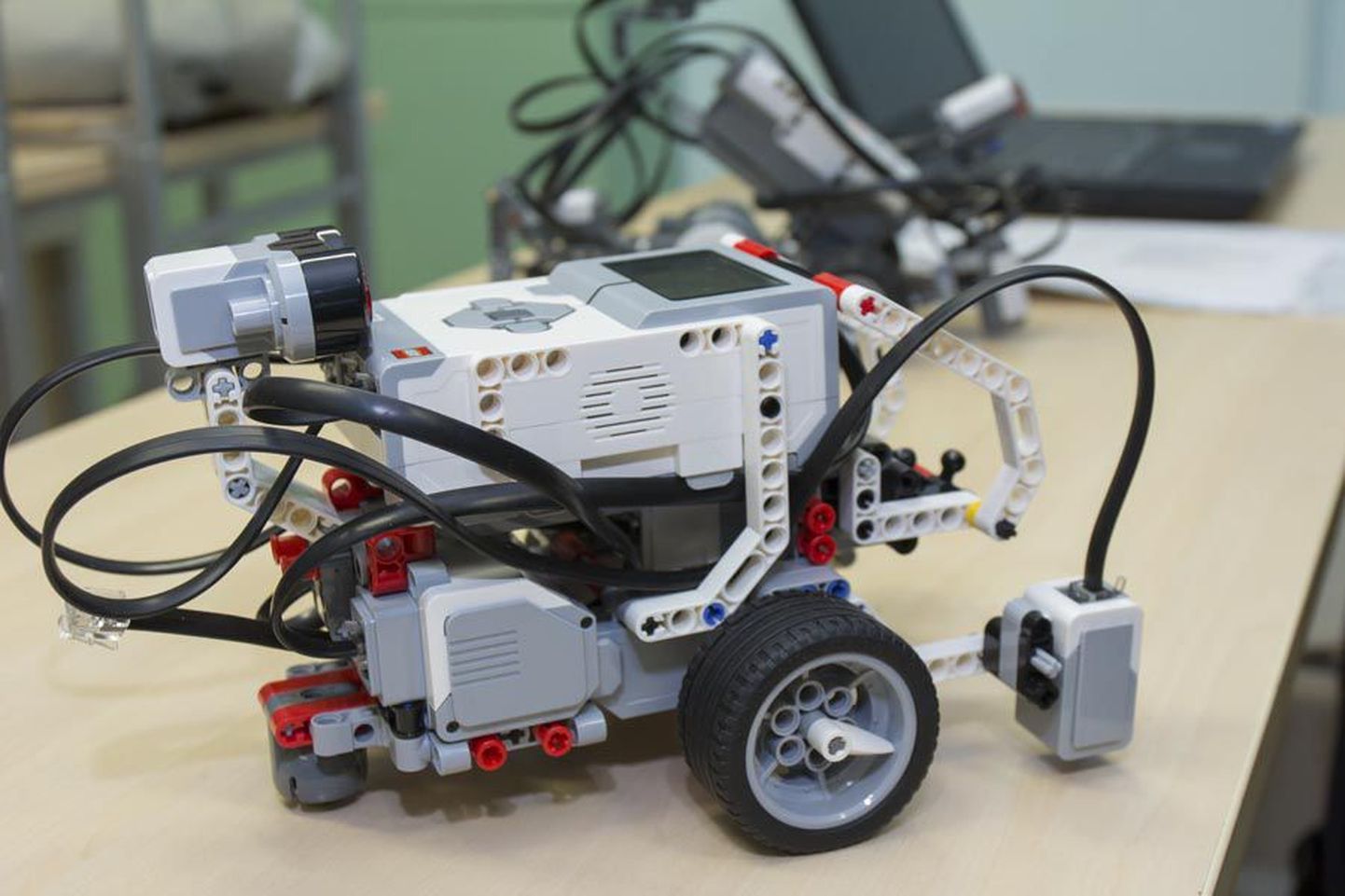 Lego roboteid saab õpetada mitmesuguseid ülesandeid täitma.