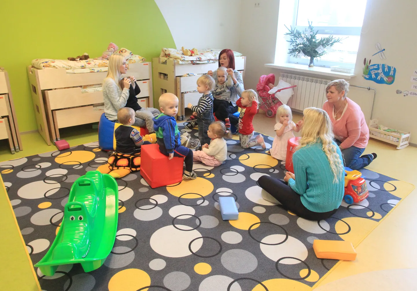 Ilmatsalu 3a remonditud ruumides tegutsevas Meelespea lastehoiu Sinikiilide rühmas peeti eile lõbusat laulutundi.