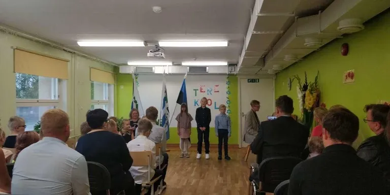 Veltsi kooliperega liitus eile viis kooliuusikut. Veltsi lasteaed-algkooli direktor Marja-Liisa Männik ütles oma kõnes, et esimene september on nagu matkale minek – tuleb samme astuda, et kohale jõuda. “Toredat kooliteed! Olgem hoitud!” soovis Männik.