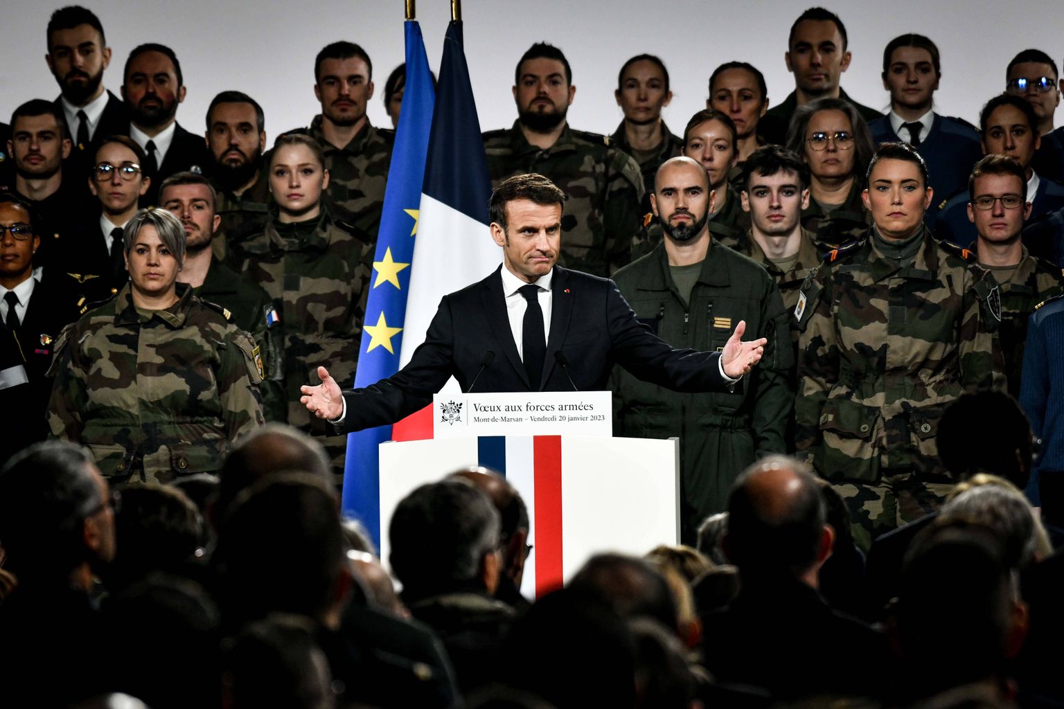 Prantsuse president Emmanuel Macron sõjaväelastega Mont de Marsani baasis.