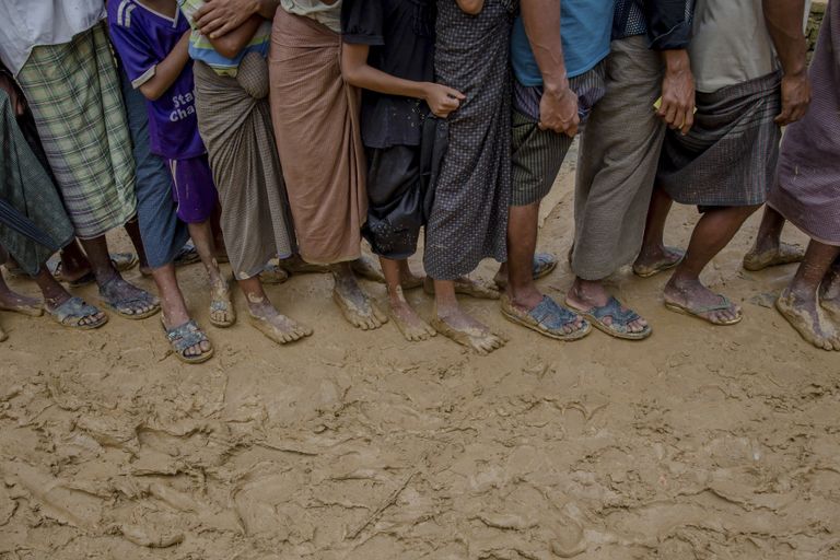 Mussoonvihmade tõttu on Kagu-Bangladeshi juurdepääsuteed mudased või üle ujutatud.